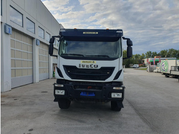 Самосвал IVECO Trakker