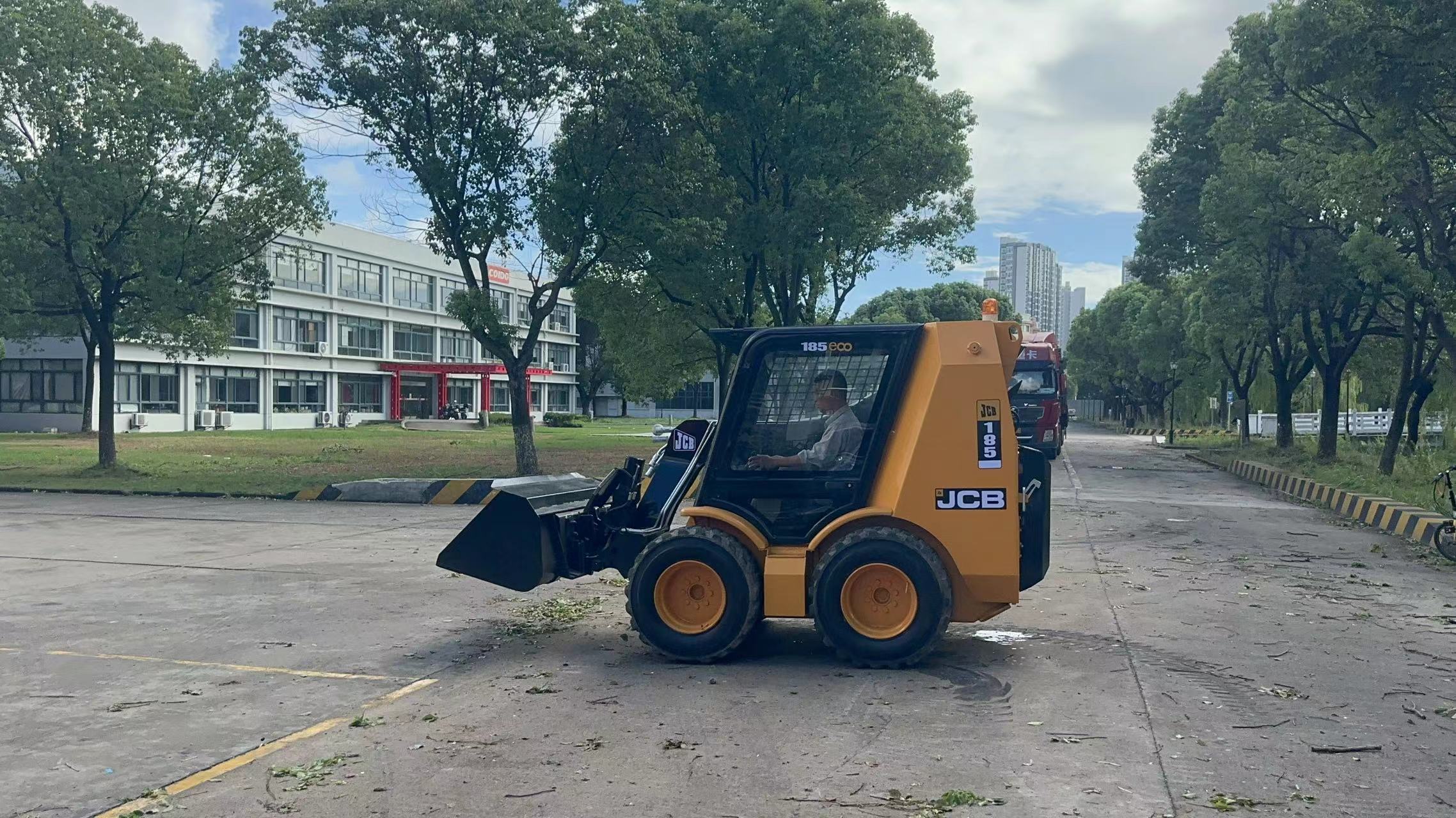 Мини-погрузчик с бортовым поворотом JCB 185 eco: фото 4