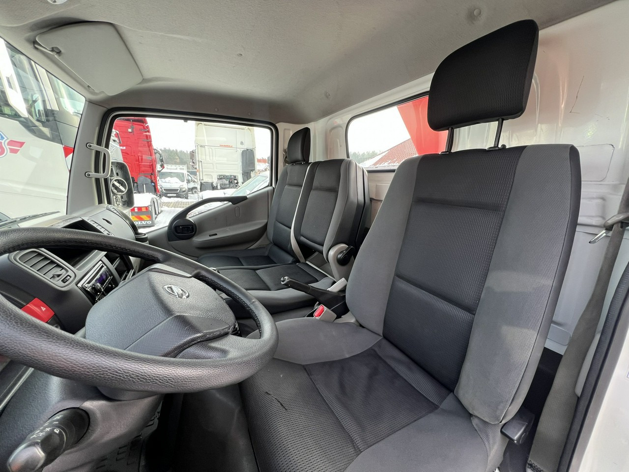 Грузовик с подъемником Nissan Cabstar: фото 22