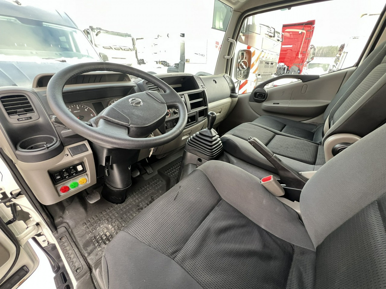 Грузовик с подъемником Nissan Cabstar: фото 16