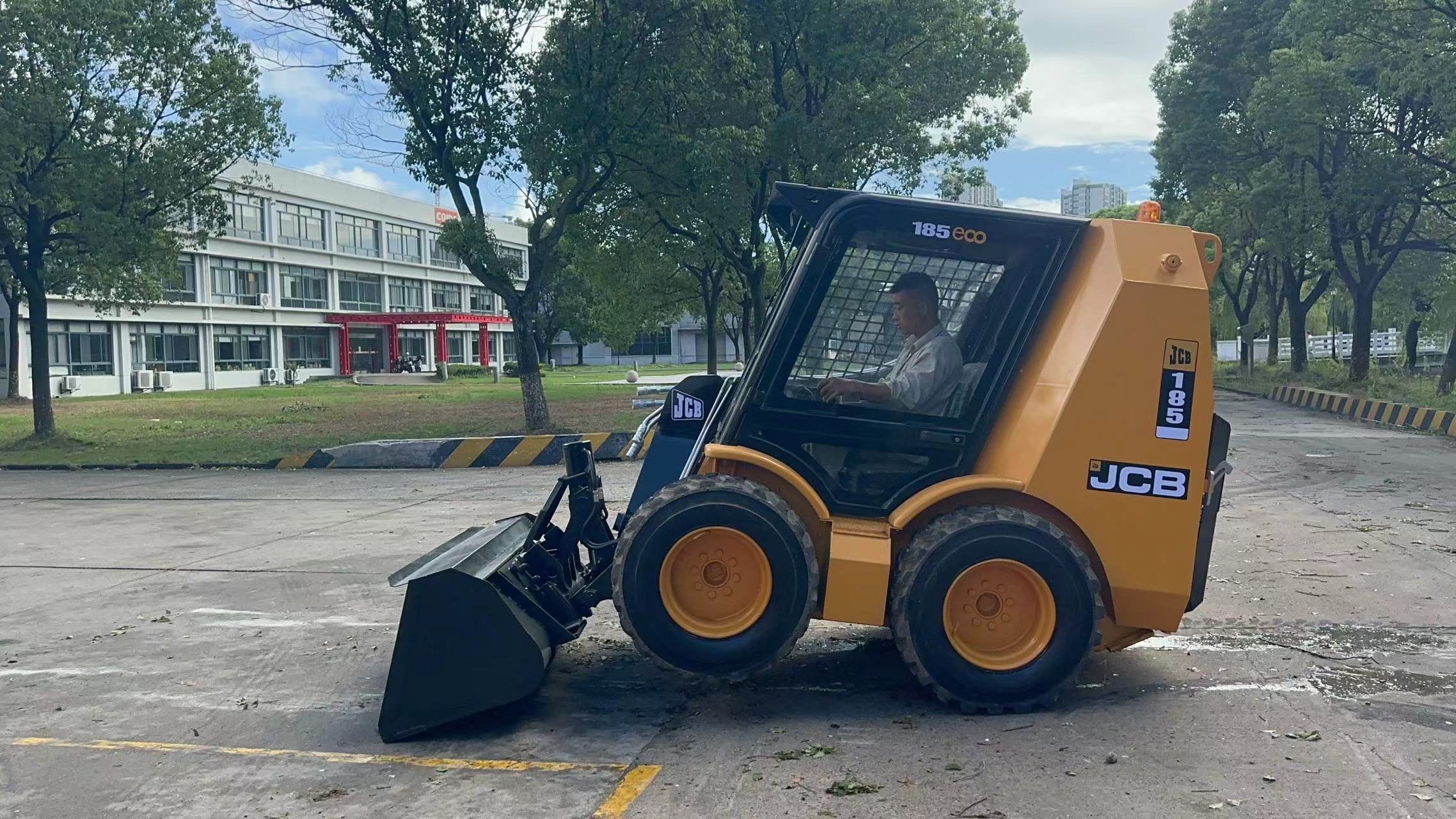 Мини-погрузчик с бортовым поворотом JCB 185 eco: фото 6