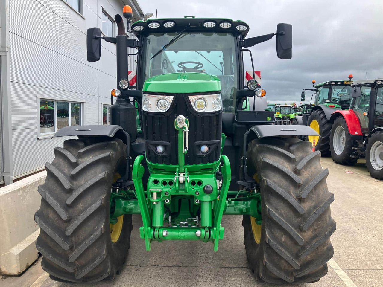 Новый Трактор John Deere 6215R: фото 7